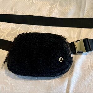 Lululemon Sherpa belt bag